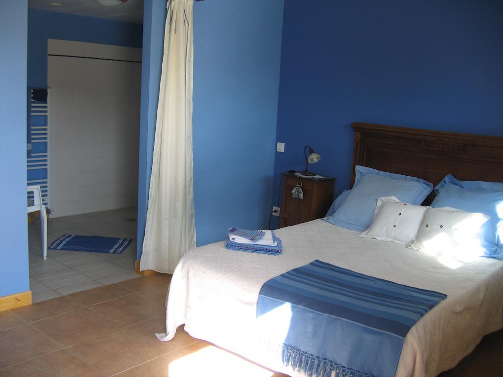 Bed and Breakfast La Ferme Des Genets à Medeyrolles Chambre photo