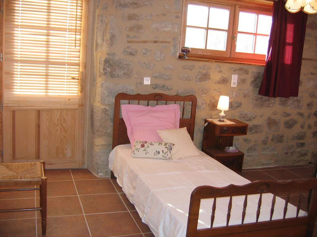 Bed and Breakfast La Ferme Des Genets à Medeyrolles Chambre photo
